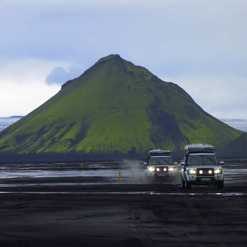 Super Jeeps in front of volcanoe ©Thorsten Henn